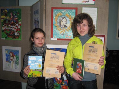 ДИТИНА З КНИЖКОЮ В РУЦІ.JPG
